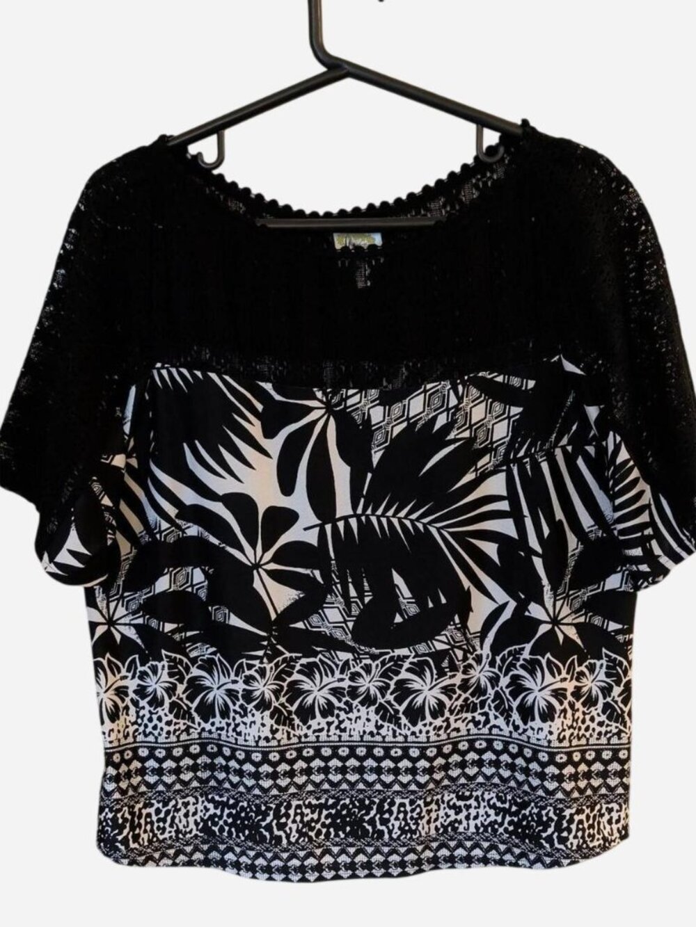 Figueroa & Flower Women’s Black & White Lace Yoke Tropical Print Top – Size 1X